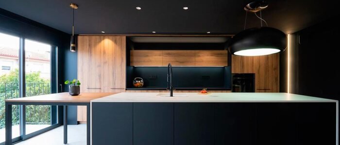cocina-americana-negro-mate-madera-abrera-barcelona