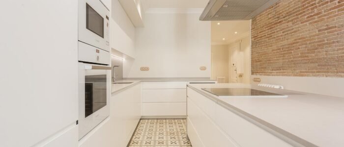 cocina-blanca-y-gis-a-medida