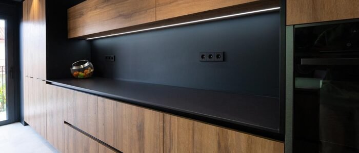 cocina-madera-encimera-negra