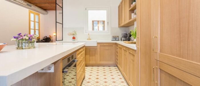 cocina-roble-abierta-salon